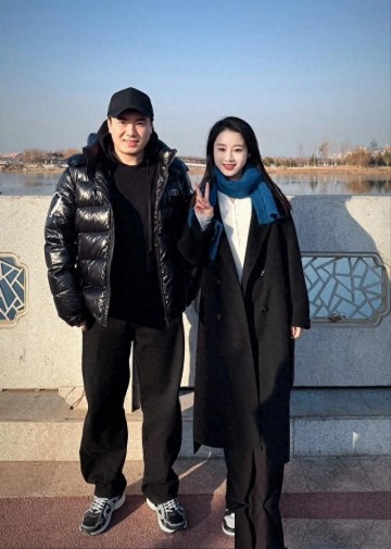 两次嫁给梁靖崑，退圈安心照顾两个儿子，如今丈夫成为大学教授