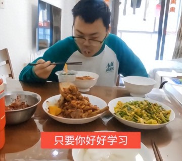 杏彩体育登录入口-“这样的外形，早恋就别想了！”母亲晒儿子照片引爆评论区。